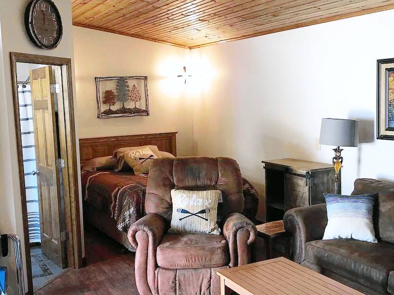 Bullwinkles Rustic Lodge — photo 2