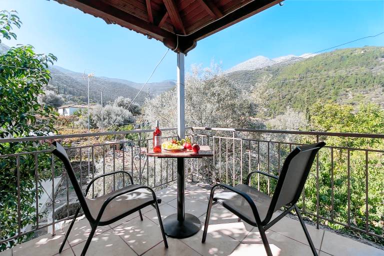 Studio with yard & terrace | Mountain view | Pet-friendly in Lefkada