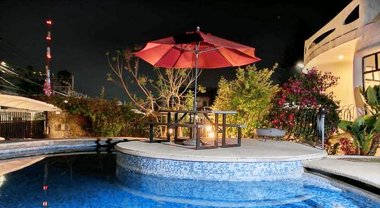 Vacation home with pool — photo 2