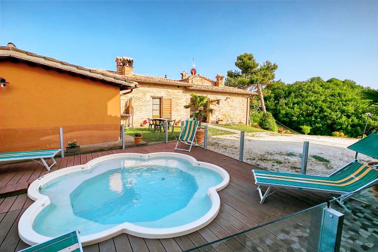 Cottage with yard, pool & barbeque | Nature view | Dogs allowed — photo 2