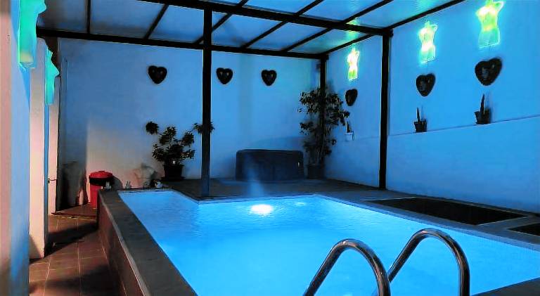 Apartment with pool & hot tub — photo 3