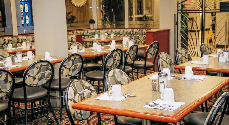 Continental Inn & Suites — photo 3
