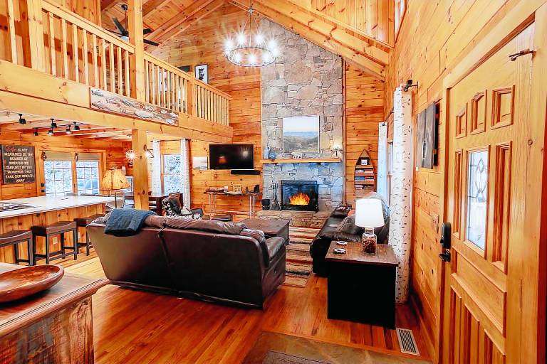 Trailblazers Cabin Newly Renovated Log Cabin Mountain Views and Hot Tub — photo 3