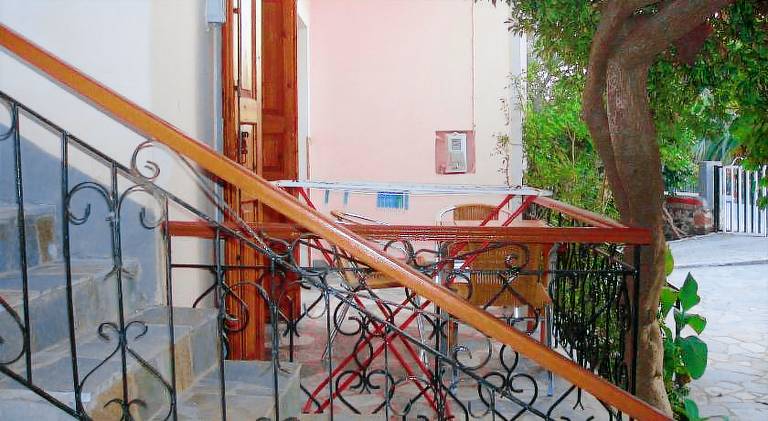 Rental apartment with terrace & yard — photo 4