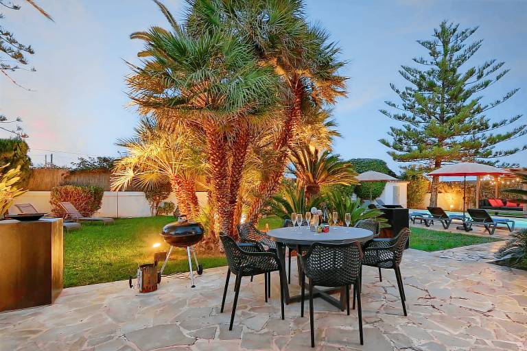 House with pool, yard & barbeque — photo 3