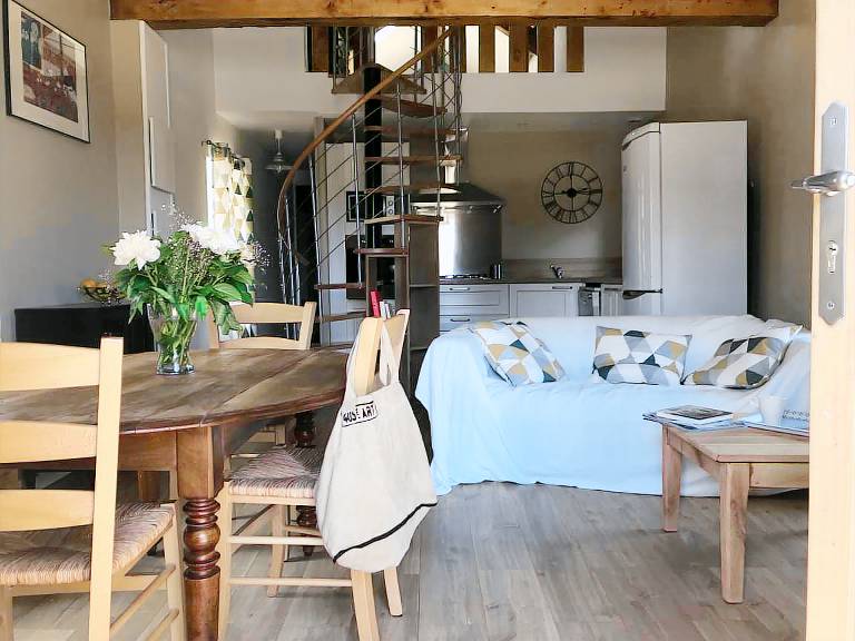 Cottage with pool, barbecue & yard — photo 3