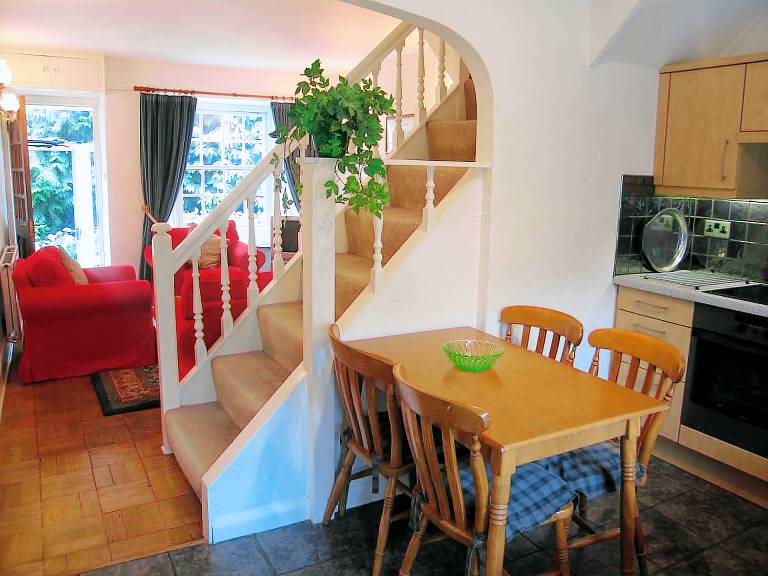 Cottage with yard — photo 4