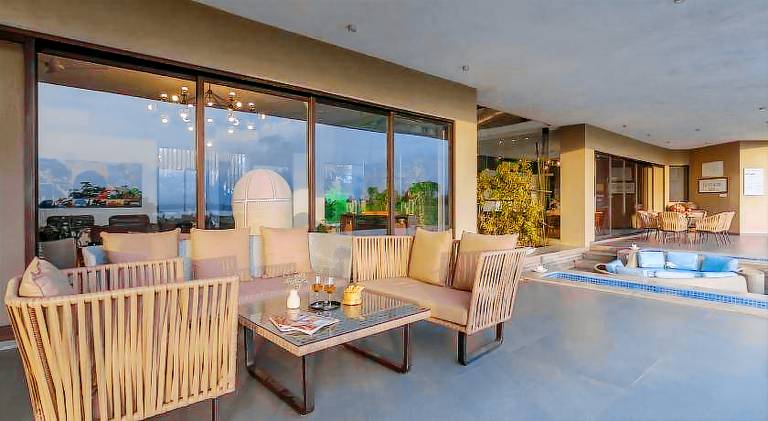 Villa with private pool & yard | Pet-friendly — photo 3
