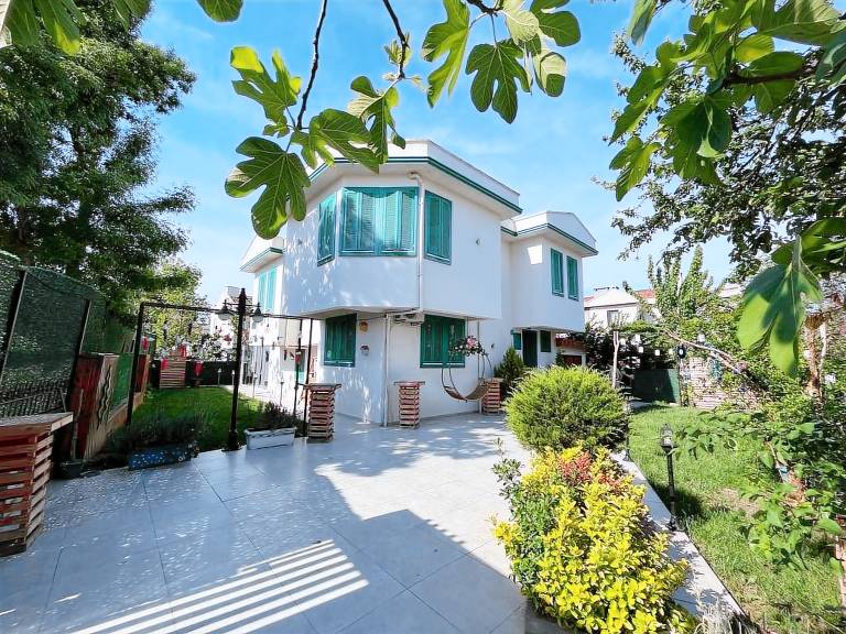 Yeşil Panjurlu Villa in Bursa