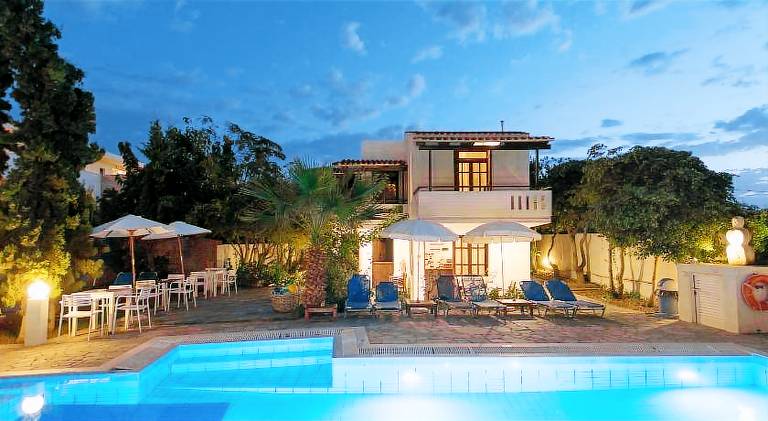 Serviced apartment with pool, hot tub & terrace in Platanias