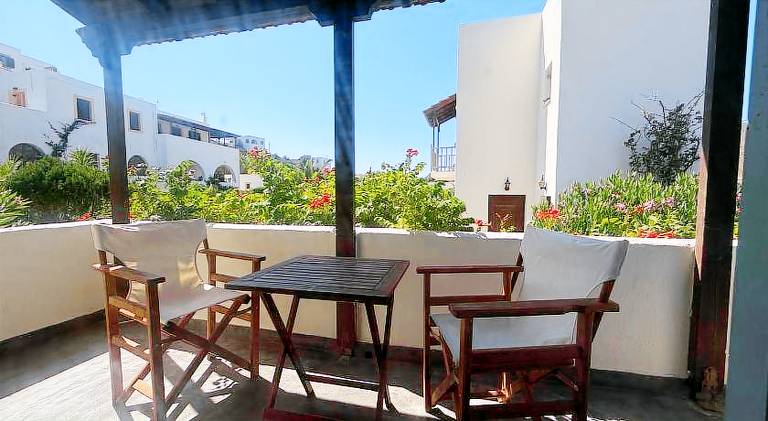 Serviced apartment with patio, pool & garden — photo 5