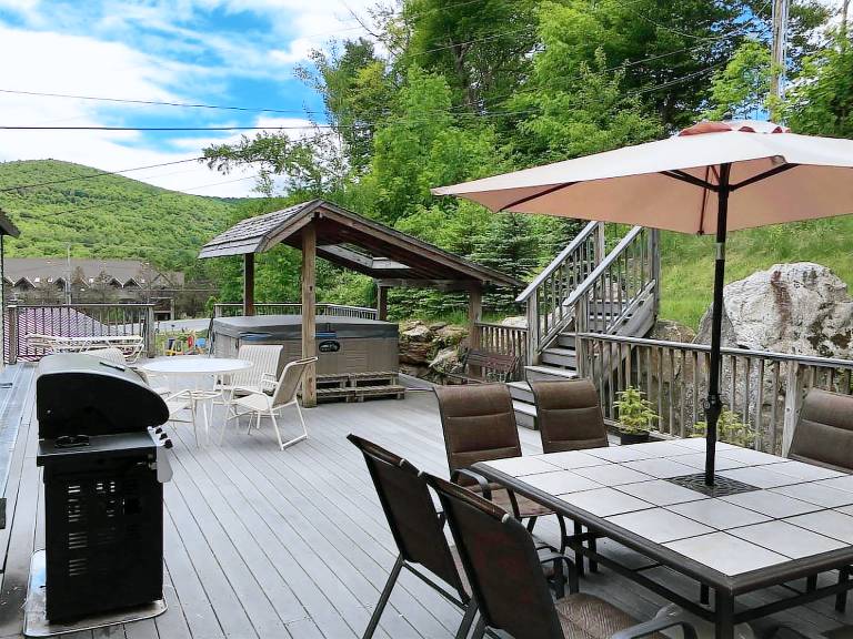 West Park Chalet at Killington: Great for Groups! Hot tub, games, discounted ski rentals. — photo 4