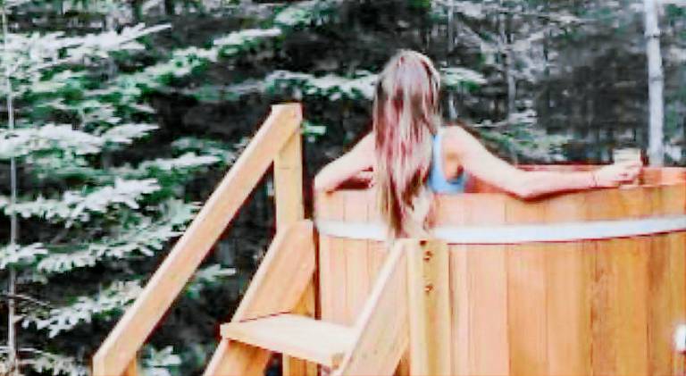 Chalet with jacuzzi | Pets allowed — photo 3