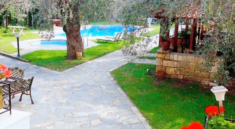 Lovely serviced apartment with yard, barbecue & pool | Pet-friendly — photo 4