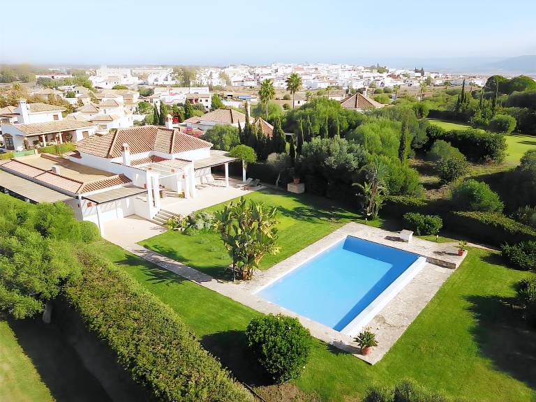 Villa with BBQ, fast internet & private pool | Garden view in Cádiz