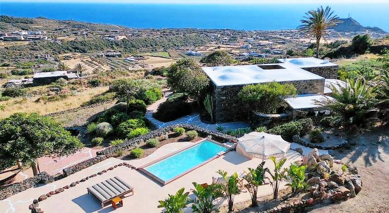 Vacation home with private pool, yard & terrace — photo 4