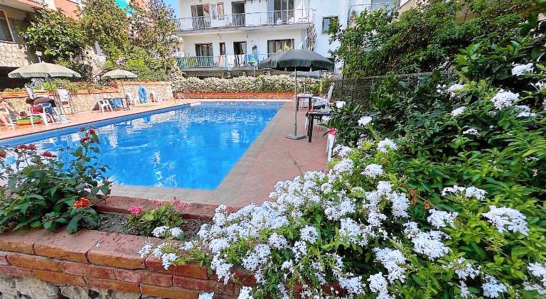 Holiday apartment with pool — photo 3