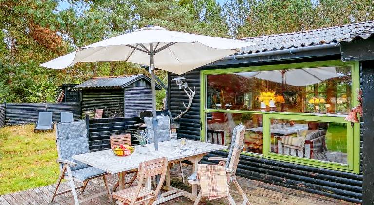 Vacation home with 2 rooms for 4 persons in Oksbol