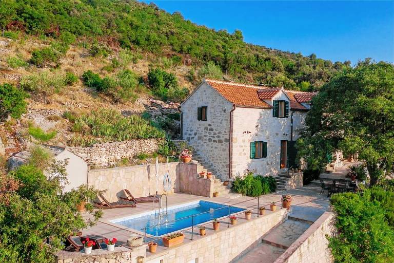 Villa with patio, private pool & barbeque | Sea view — photo 2