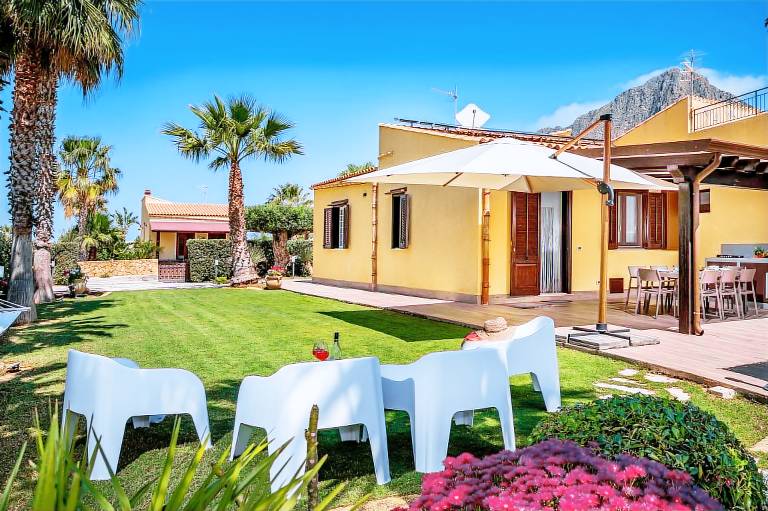 Villa with yard & barbecue — photo 4