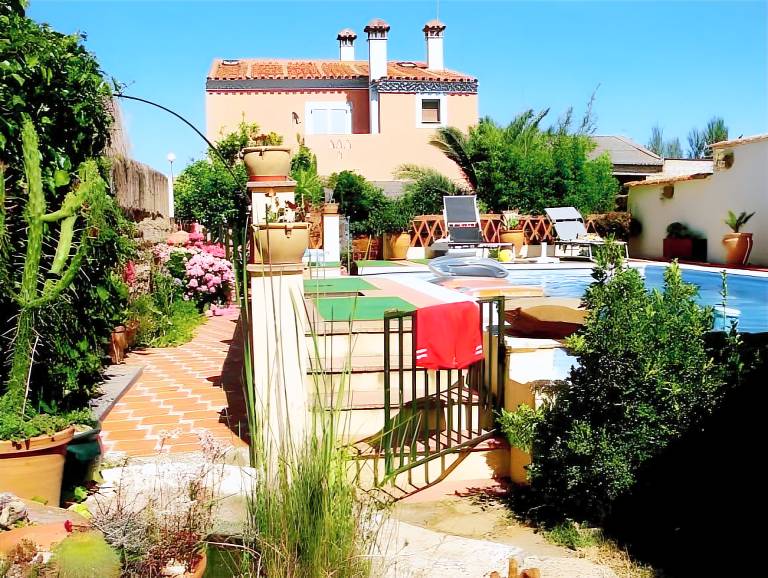 House with garden, hot tub & private pool in Badajoz