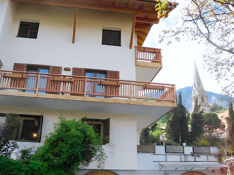 Apartment with terrace, garden & barbecue in Termeno Sulla Strada del Vino