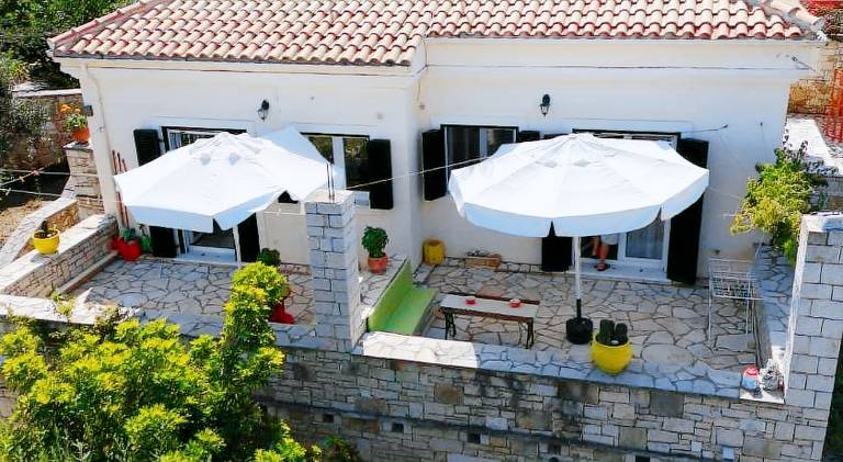 Holiday apartment with grill, terrace & yard in Paxos