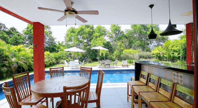Vacation home with pool — photo 5