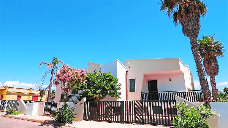 Villa with garden — photo 2