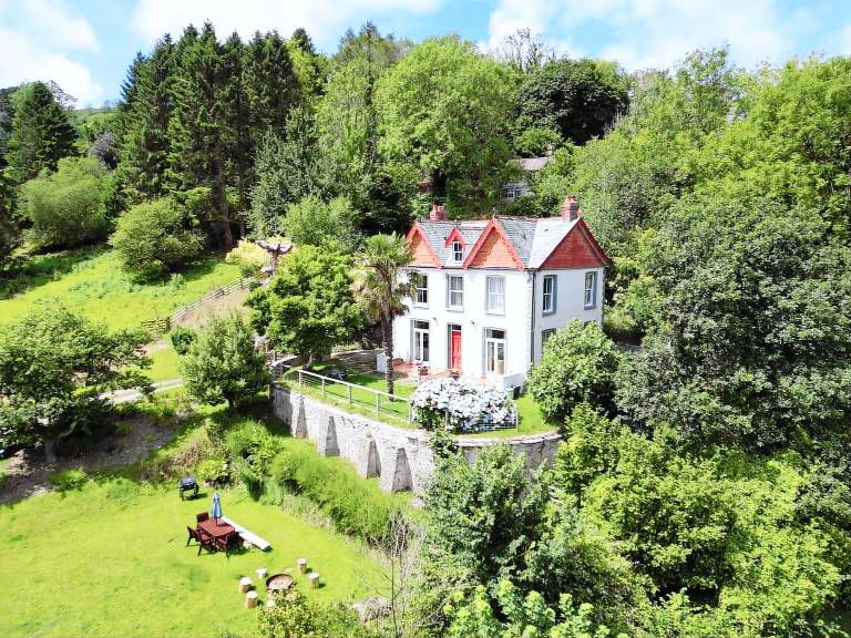Family-oriented pleasant cottage with yard & barbecue | Beach view | Pets are welcome in Ilfracombe