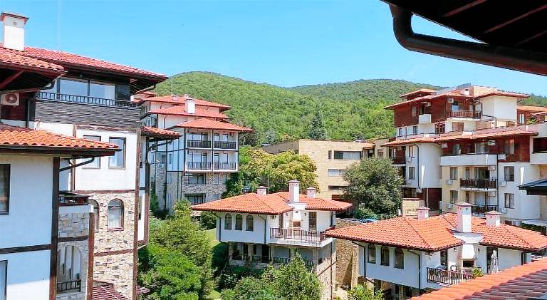 Serviced apartment with yard, pool & terrace — photo 3