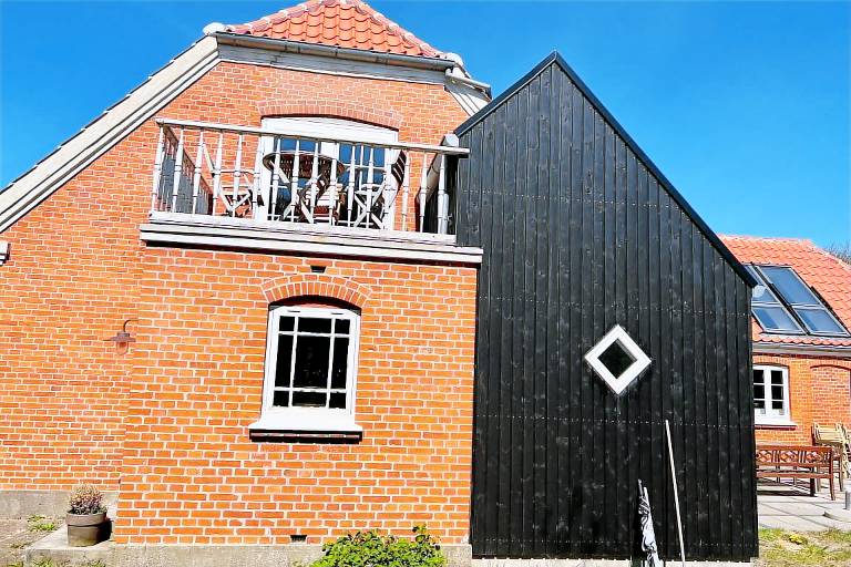 House with terrace — photo 2