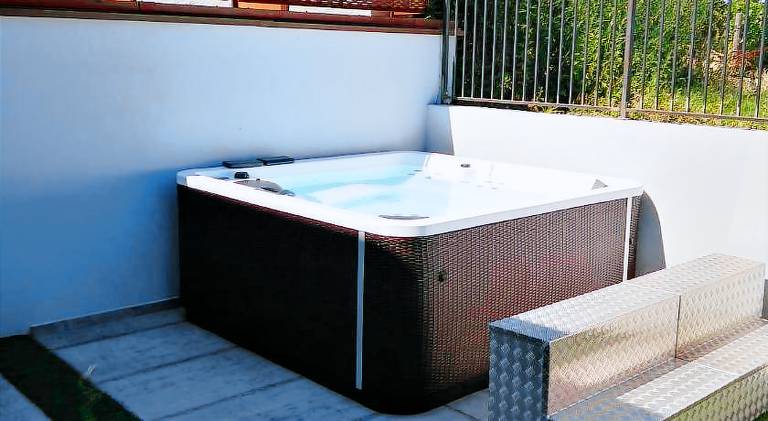 Vacation home with jacuzzi — photo 4