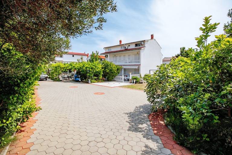 Holiday apartment with terrace, garden & barbecue — photo 2