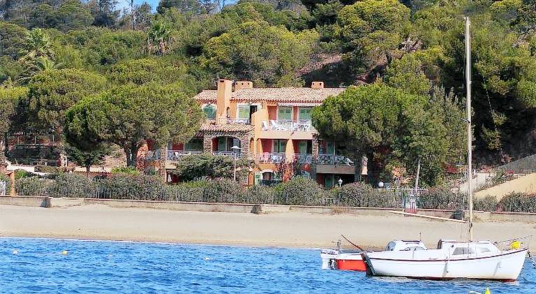 Serviced apartment with terrace, grill & private pool in Hyères