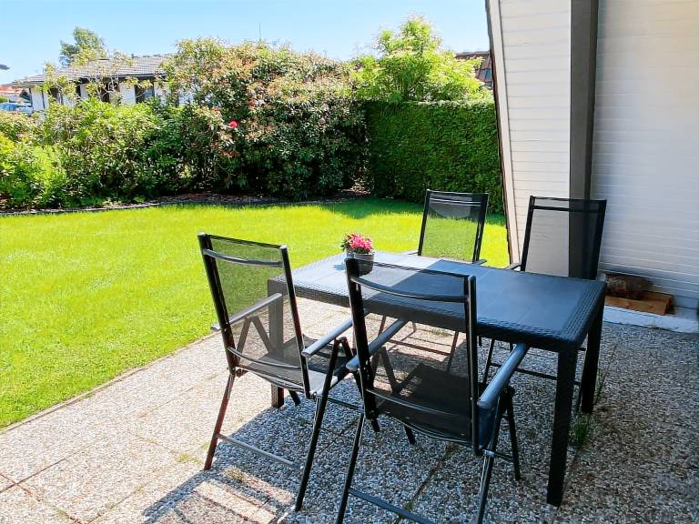 Nurdachhaus in Burhave mit Garten