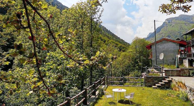Holiday apartment with garden & patio — photo 3