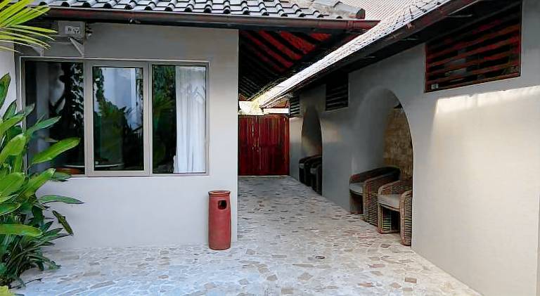 House with pool — photo 5