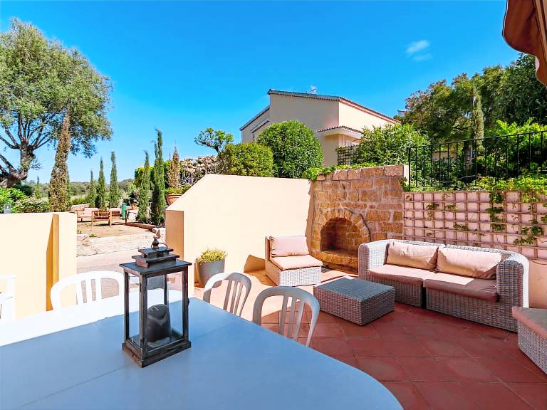 Holiday apartment with pool, terrace & garden — photo 5