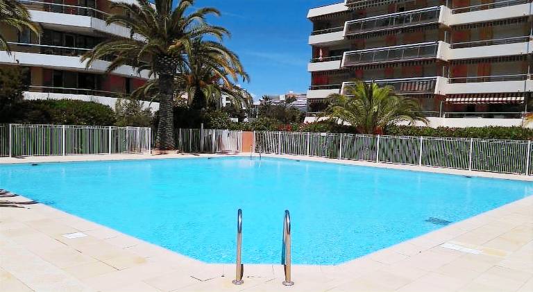 Apartment with pool in Fréjus