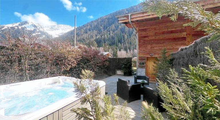 Chalet with jacuzzi — photo 3