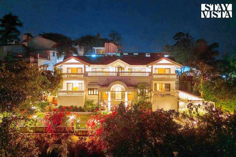 Villa with private pool, yard & grill in Nashik