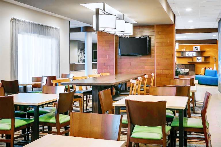 Fairfield Inn Manhattan — photo 5