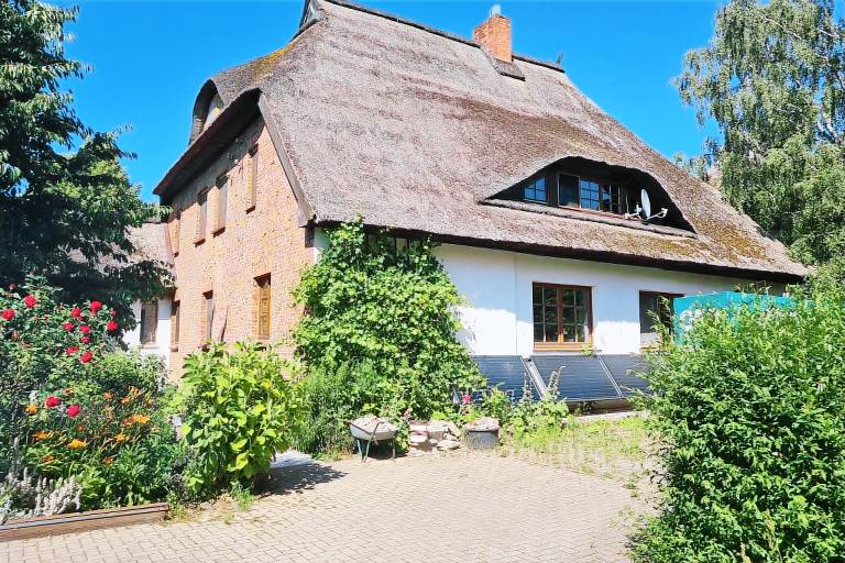 Schoene Wohnung im reetgedachten Bauernhaus