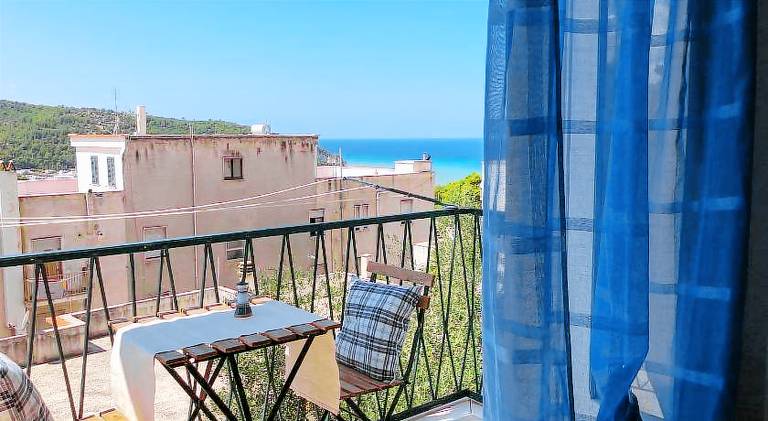 Holiday apartment with yard & terrace — photo 2