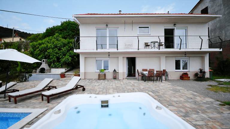 Fully equipped big villa with garden, patio & jacuzzi | Dogs allowed — photo 3