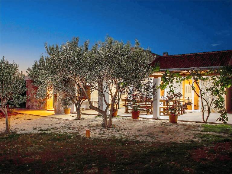 Charming house with terrace, private pool & yard | Dogs allowed — photo 3