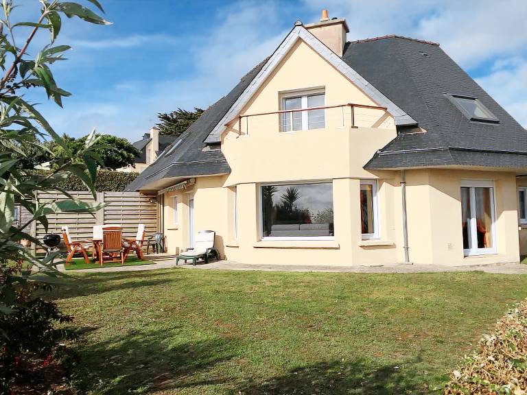 Villa with terrace, yard & barbecue — photo 2