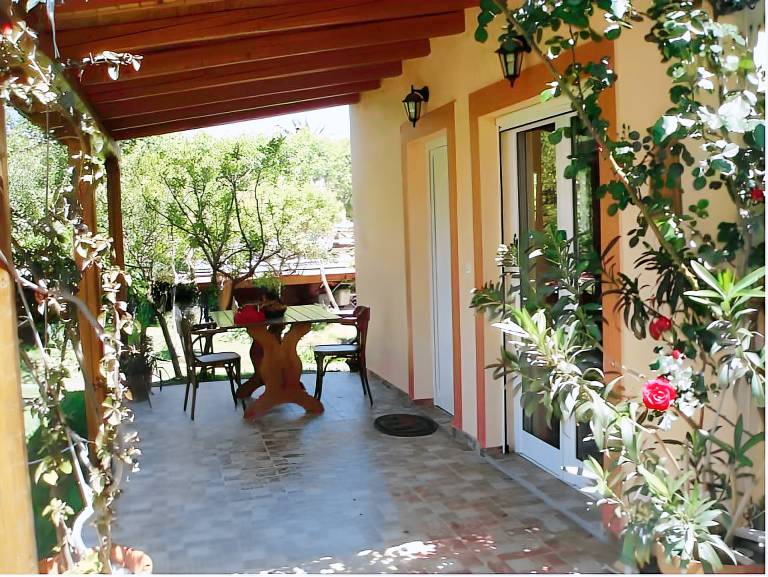 Holiday apartment with patio & garden in Aigialeia