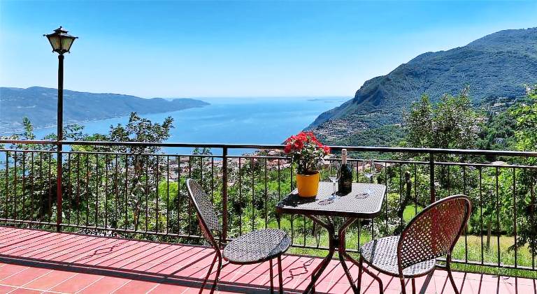 Apartment with patio in Tignale